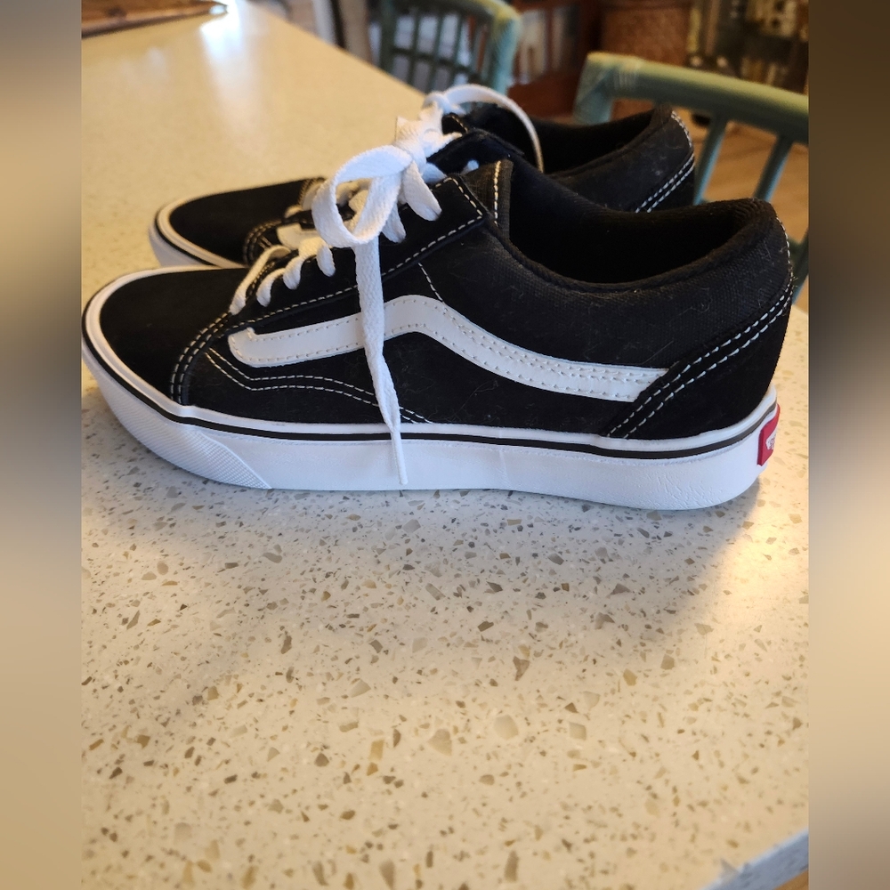 Vans Womens Classic Black and White Old Skool Sneakers